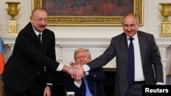 Азербайжандын президенти Илхам Алиев, АКШ президенти Дональд Трамп, Армениянын премьер‑министри Никол Пашинян Ак үйдө, Вашингтон. 8-август, 2025-жыл