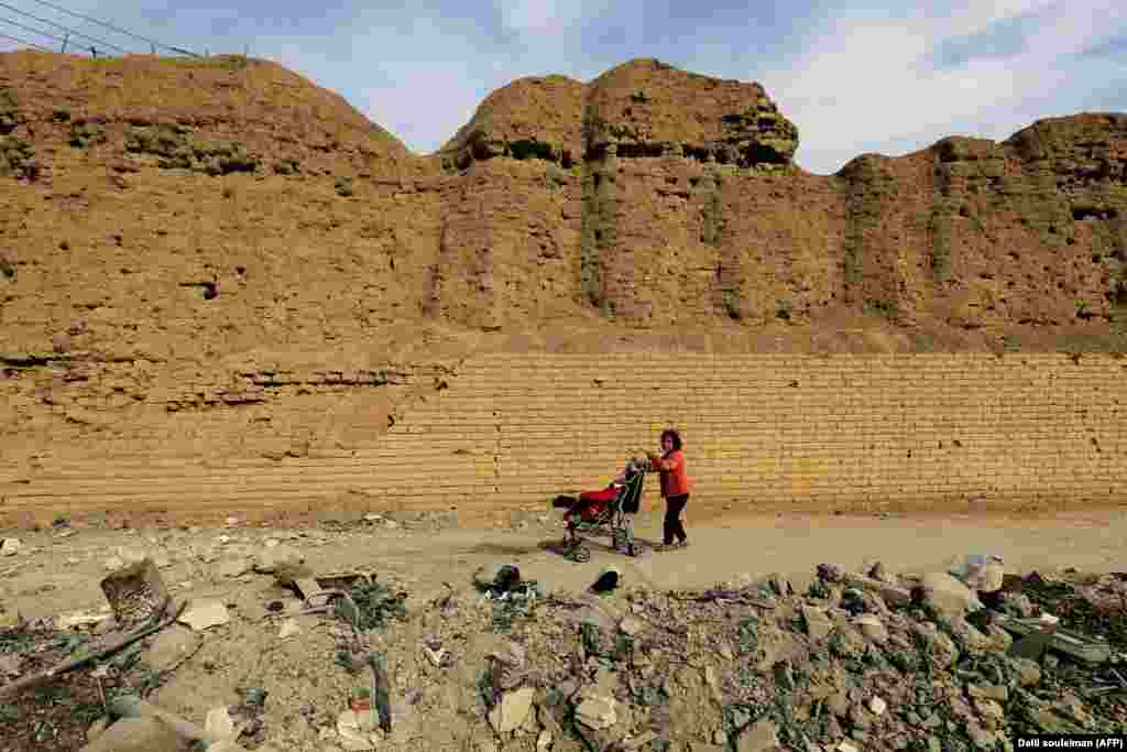 ДАИШ экстремистік тобының астанасы болған Ракка қаласында ойнап жүрген бала. Қазір бұл қала ДАИШ тобынан азат етілген.&nbsp;