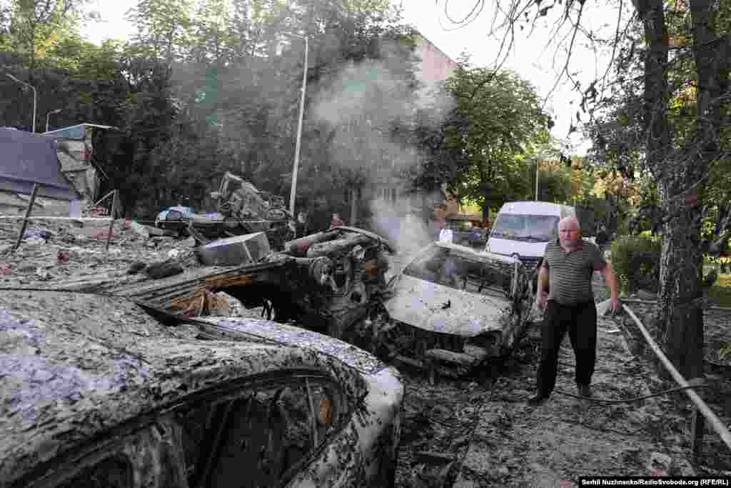 Повітряна атака російської армії по столиці України тривала понад 13 годин. На фото згорілі цивільні автомобілі в одному із дворів Києва