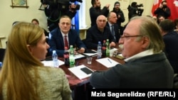 По мнению оппозиции, переговоры свернуты по вине власти