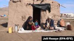 یک خانواده بی‌بضاعت بی‌جا شده در افغانستان