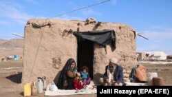 آرشیف، یک خانواده بی‌بضاعت و پسرش شده افغان