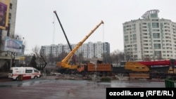 Metro liniyasining tuproq o‘pirilgan qismiga "Tez yordam" mashinasi yetib keldi. Toshkent, 2019, 18 dekabr