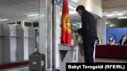 Бишкектеги шайлоо тилкелеринин бири.