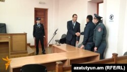 Завен Мириджанян (в центре) в зале суда, 15 января 2016 г.