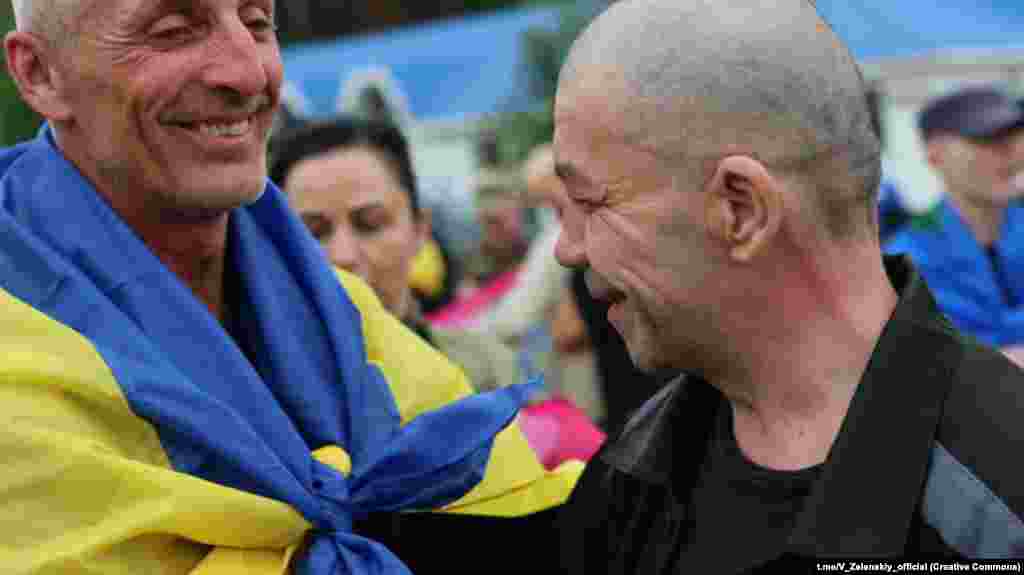 Усмішки крізь сльози: ще одну групу українських захисників вдалося повернути додому з полону РФ, 20 червня 2025 року