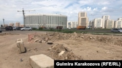 Перекопанный участок подъезда к ЖК «Кулагер» с улицы Е-10 в районе Жагалау. Астана, 10 июля 2018 года.