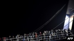 در سال 2015 میلادی بیش از دو صد هزار افغان افغانستان را ترک گفته اند