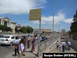 Мост, построенный после июньских событий. Город Ош, улица Навои.
