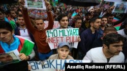 Азербайжан оппозициясы референдумга каршы бир канча жолу нааразылык акцияларын өткөргөн.