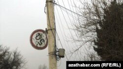 Hoja Ahmet Ýasawy köçesindäki belgi