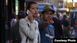 "Салам, Нью-Йорк" тасмасынан бир көрүнүш (оңдо Руслан Акун)