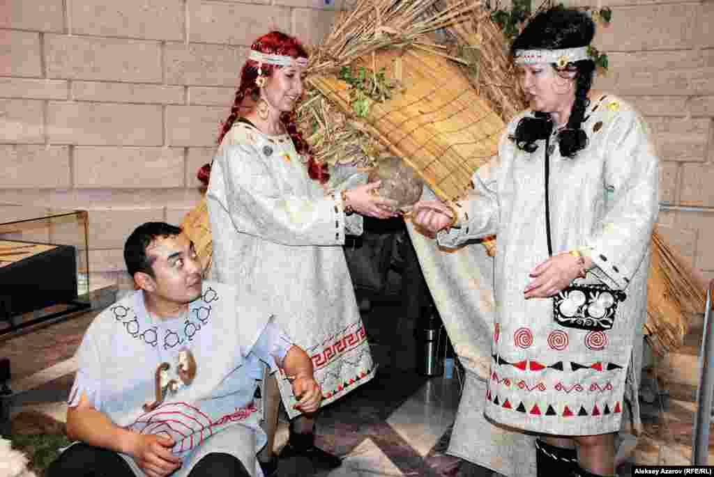 Археологи ЦГМ демонстрировали жизнь людей эпохи бронзы &ndash; жилище, предметы утвари, одежду, прически.