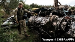 Уламки російського винищувача-бомбардувальника Су-34 на околиці міста Лиману, звільненому раніше ЗСУ від армії РФ. Лиман, Донеччина, 5 жовтня 2022 року