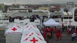 Italian Ship Carrying Over 900 Migrants Arrives In Sicily