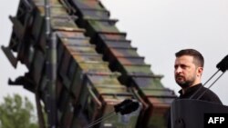 Президент Украины Владимир Зеленский на фоне установки Patriot во время пресс-конференции в Германии летом 2024 года