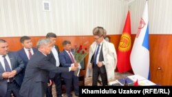 Шаардык кеңештин депутаттары Алмаз Мамбетовду куттуктап жаткан учур. 26-август, 2021-жыл. 