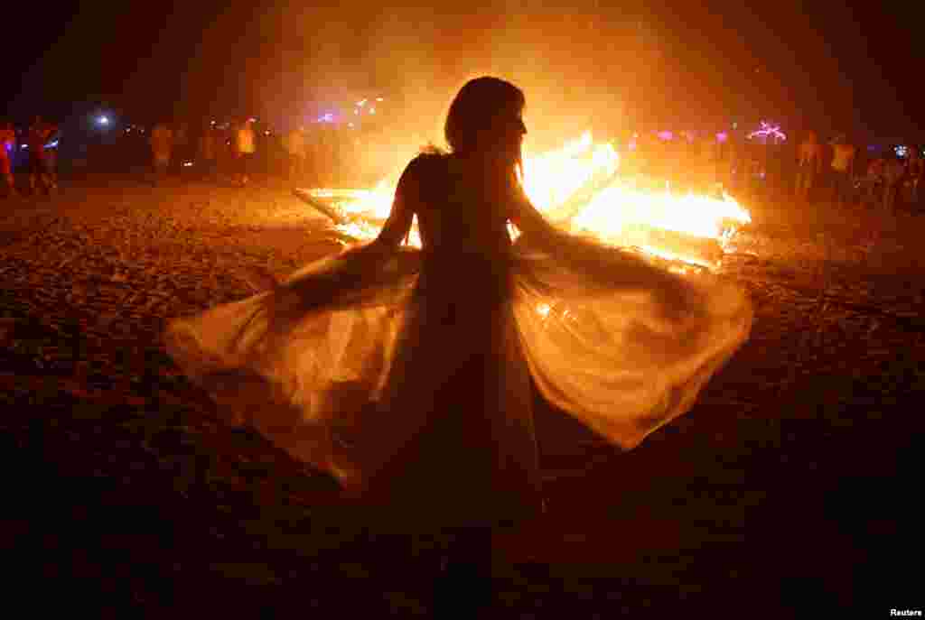 1 сентября. Танец у горящей инсталляции