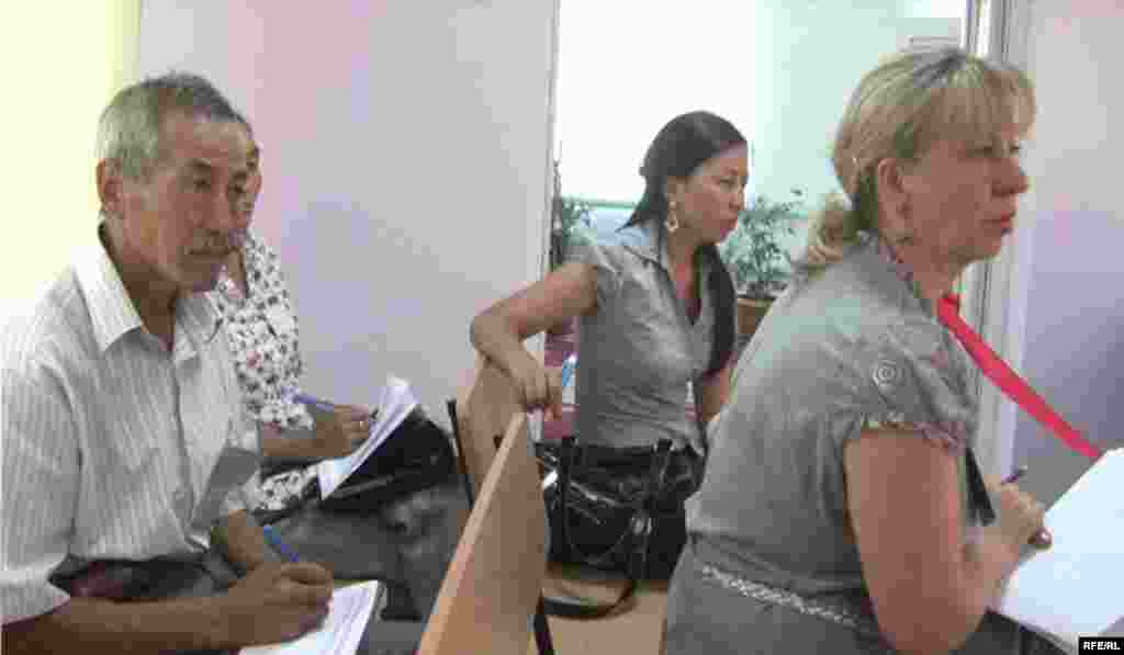 Шайлоого беш жүздөн ашуун эл аралык, 30 миңдей жергиликтүү байкоочулар көз салууда. - Kyrgyzstan - Day of presidential elections in Kyrgyzstan. 23July2009