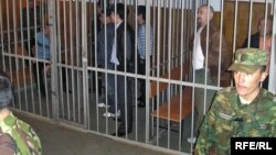 Военнослужащие стоят у клетки для подсудимых во время суда по «Шаныракскому делу».  Алматы, 5 октября 2007 года.
