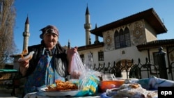 Кырымтатар апасы Бакчасарайда хан мәчете янында татлы сата