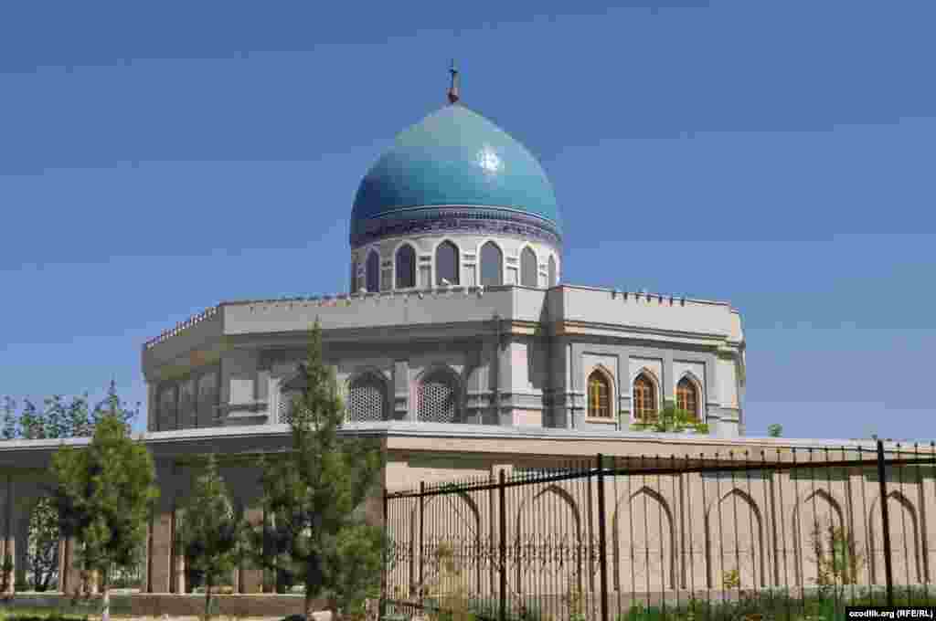 Узбекистан. Старинная мечеть в Навои.