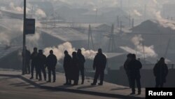 Монголиянын баш калаасында жер үйлөрдөн чыккан түтүн. 19-январь, 2017-жыл.