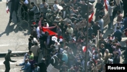 Жоокерлер президент Мубарактын жактоочуларын Тахир аянтына өткөрбөй тосууда. Каир,  2-февраль 2011