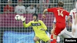 Роман Павлюченко забивает гол в ворота сборной Чехии. Вроцлав, 8 июня 2012 г.