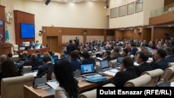 Мәжіліс отырысы. Көрнекі сурет.