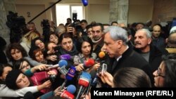 Вартан Осканян беседует с журналистами во время посещения больницы, где лежит раненый Паруйр Айрикян, Ереван, 1 февраля 2013 г.