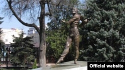 Чолпонбек Базарбаевдин борбордогу эстелиги