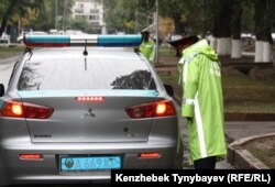 Сотрудник дорожной полиции у автомобиля. Иллюстративное фото.