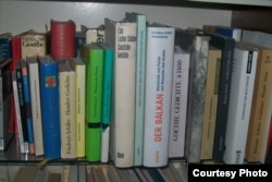 Паліца з кнігамі ў кватэры Ўладзімера Папковіча