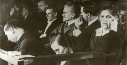 Засідання суду у сфабрикованій справі «Спілки визволення України». Серед підсудних крайня праворуч Людмила Старицька-Черняхівська. Харків, 1930 рік