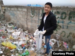 Волонтер организации MoveGreen собирает мусор в Бишкеке.