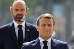 Президент Франции Эммануэль Макрон и глава правительства страны Эдуард Филипп на церемонии поминовения погибших во Второй мировой войне, Париж, 8 мая 2020 года