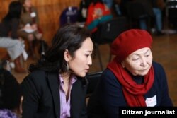 Салтанат Дуйшалиева-Чилдрес с директором кризисного центра "Сезим" Бюбюсарой Рыскуловой.