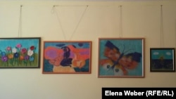 Картины, выполненные методом сухого валяния, которые делают инвалиды в ремесленном центре "Шебер". Темиртау, 7 декабря 2016 года.