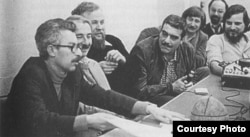 Наум Сагаловский в редакции "Нового американца", 1981. Слева направо: Сагаловский, Борис Меттер, Петр Вайль, Сергей Довлатов, Виталий Длуги, Леонид Поляк, Александр Генис.