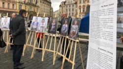 Посол України в Чехії Євген Перебийніс знайомиться із фотовиставкою