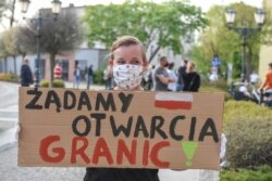 Женщина, требующая открытия границ между Польшей и Германией.