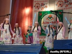 Сәхнәдә "Асылъяр" ансамбле чыгышы
