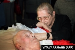 Боннэр прощается с мужем в Москве 17 декабря 1989 года. До самой смерти в 2011 году она продолжала неустанно работать в защиту прав человека, а также помогла основать Фонд Сахарова, который стремится сохранить его наследие.