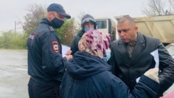 Politsiya hadimleri ve Rustem Emirusenovnıñ anası (Foto: Qırım birdemligi)