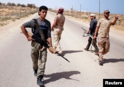 Провладні бойові підрозділи з групи «Світанок Лівії» (Libya Dawn) шукають позиції бойовиків угруповання «Ісламська держава». Сірт, 17 березня 2015 року