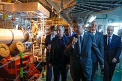 Президент Росії Володимир Путін та голова правління компанії «Газпром» Олексій Міллер (праворуч) на борту трубоукладального судна Pioneering Spirit, червень 2017 року