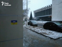 Русская драма и наклееные проукраинские листовки рядом. Оккупированный Луганск