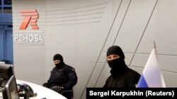 Оьрсийчоь -- Оьрсийчоьнан ФСБ-н белхахой бу Вексельберг Викторан Ренова компанин T Plus олучу декъан офисехь таллам беш. 2016.