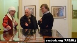 Апрача карцін, экспануюцца і кнігі са збору Рыгора Барадуліна